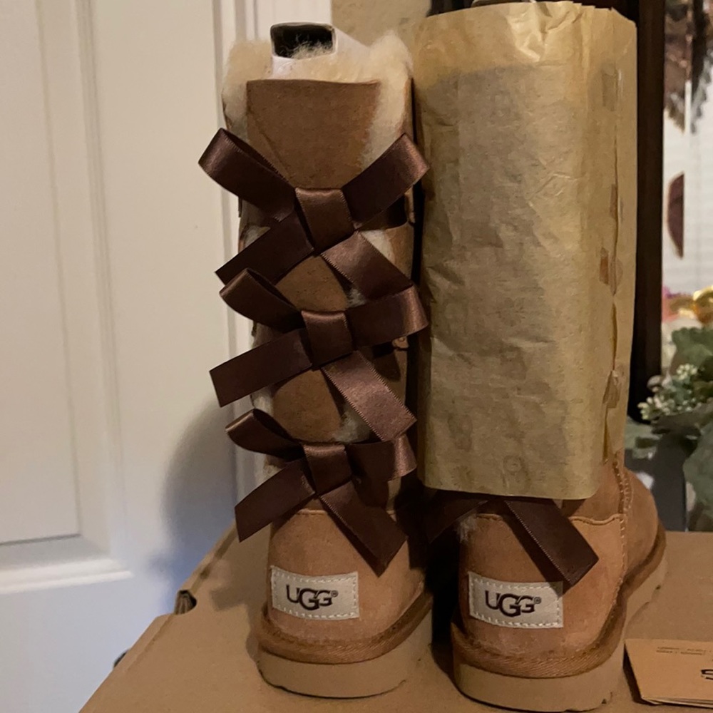 Ugg zize 1 little girl new wit box